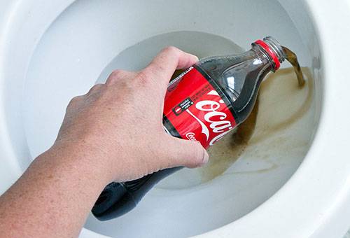 Rengjøring av toalettet Coca-Cola