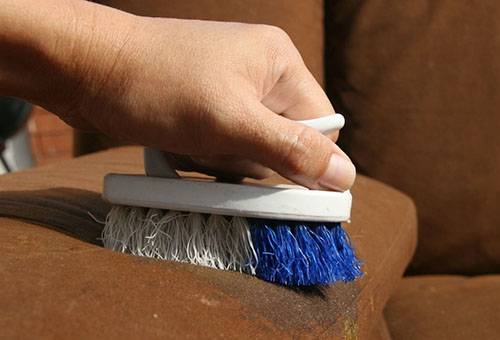 Enlever les taches d'une brosse de canapé