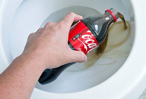 Coca-Cola tvättar toaletten