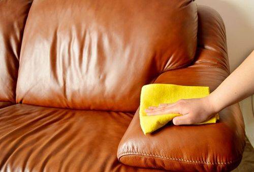 Enlever les taches d'un canapé en cuir
