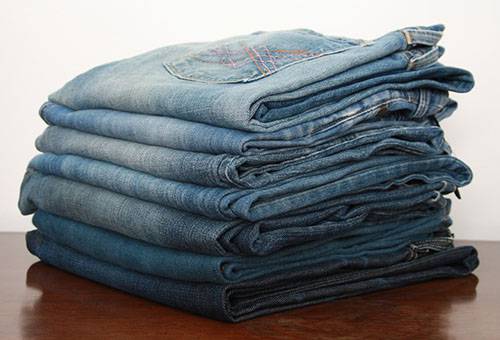 Pile de jeans plié