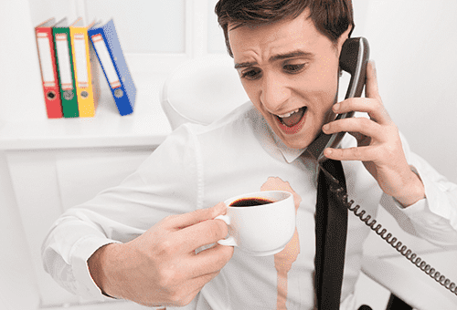 Un homme a versé du café sur une chemise