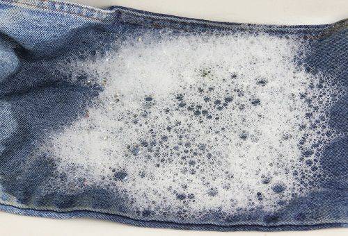 Jeans blötlägg i tvålvatten