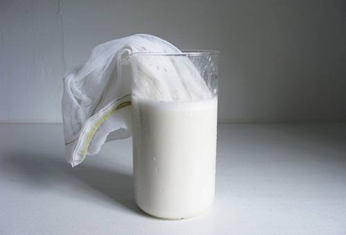 Мляко с протеин за почистване на светла кожена чанта