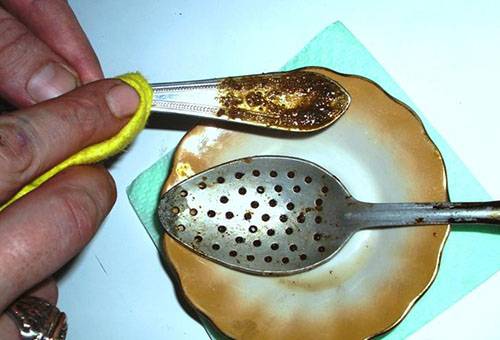 Nettoyage des cuillères en acier inoxydable
