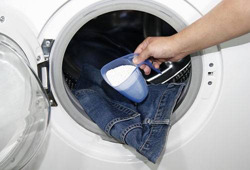 Džinsų skalbimas skalbimo mašinoje