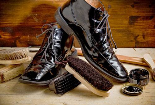 Moyens de nettoyage des chaussures en cuir verni
