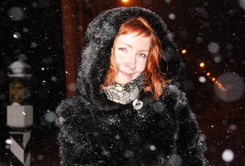 Жена в норково палто под снеговалеж