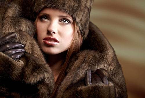 Noia amb un abric de pell i barret de pell de visó
