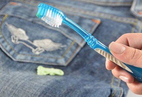 jeans chewing-gum et brosse à dents