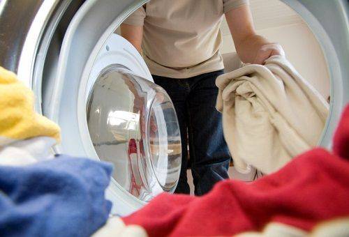 vêtements dans une machine à laver
