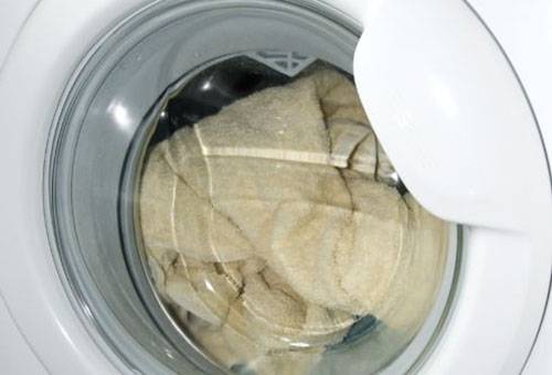 Vask en gammel pels i en vaskemaskine