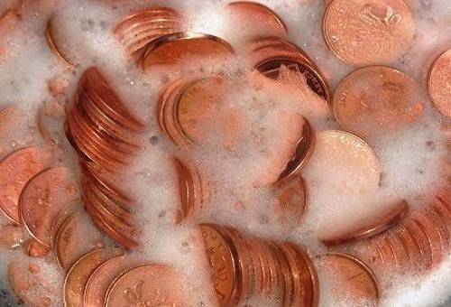 brązowe monety w roztworze