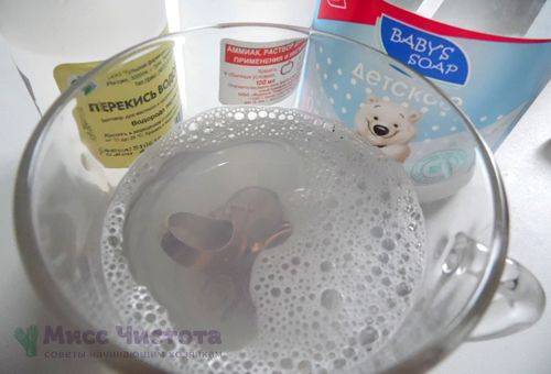 Čistenie peroxidom vodíka, amoniakom a tekutým mydlom