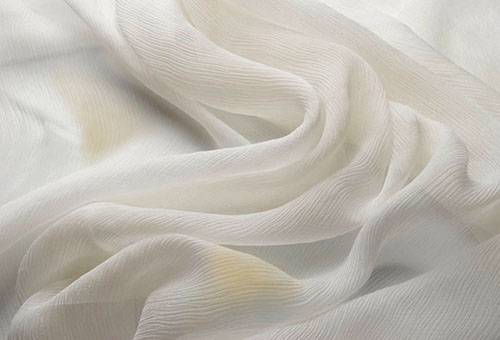 Gamle pletter på hvidt silke