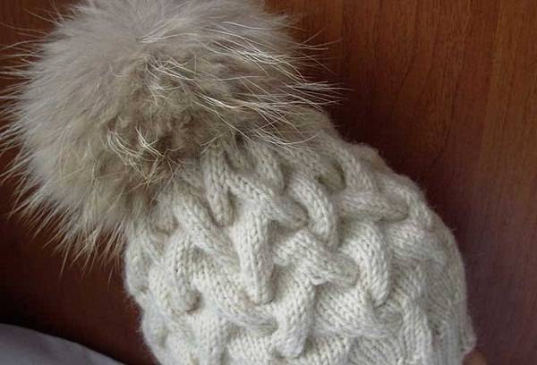 pălărie tricotată cu pompom de blană