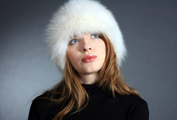 λευκό καπέλο γούνας σε ένα κορίτσι