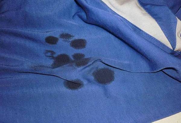cum se spală uleiul solid din haine