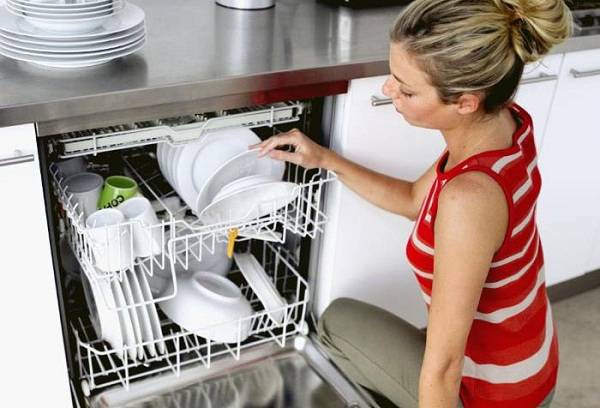 fille charge la vaisselle