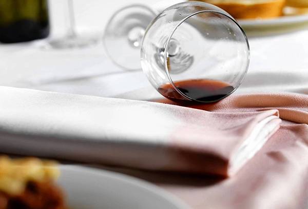 ไวน์รั่วไหลบนผ้าปูโต๊ะ