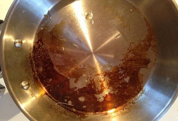 Confiture brûlée dans une casserole