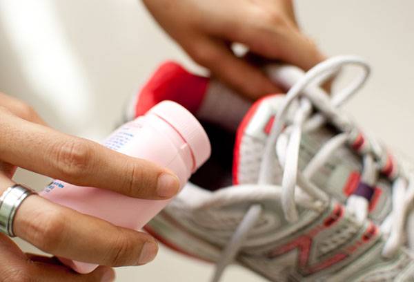 Utiliser un déodorant pour les chaussures