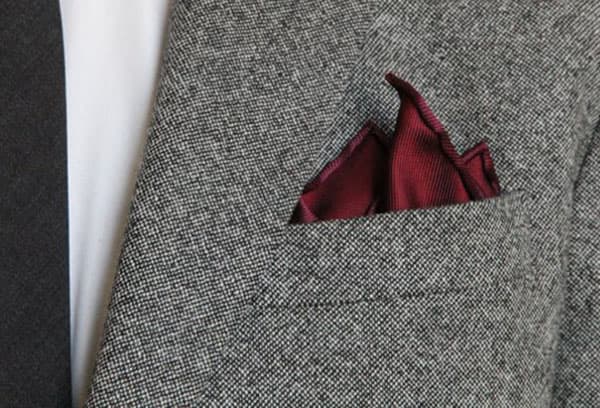 Silk tørklæde i lommen på en manns jakke