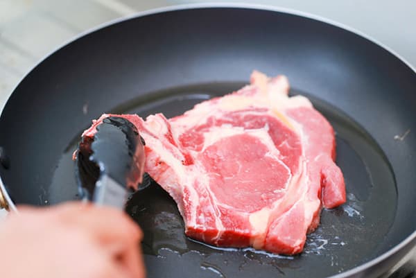Stek kjøtt i en teflonpanne