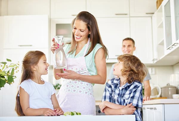 Perhe juo puhdasta vettä