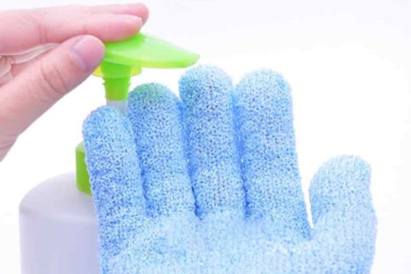 לשים סבון על כפפת כביסה