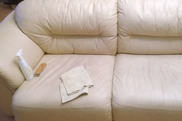 Ventilación emergencia evitar Cómo y cómo limpiar el cuero sintético blanco en casa: limpiar un sofá de  cuero ecológico