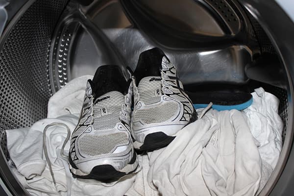 Sneakers dans un tambour de machine à laver