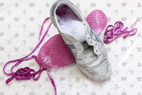 Basuh kasut dengan tali merah jambu dan selimut