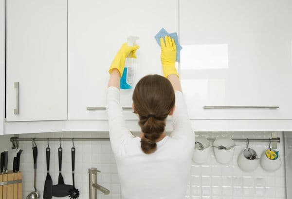 Nettoyage des armoires de cuisine