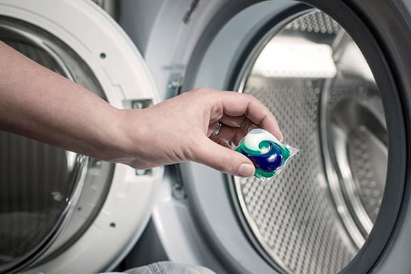 Que se passe-t-il si vous mettez la capsule de lavage dans le tambour de la machine à laver?