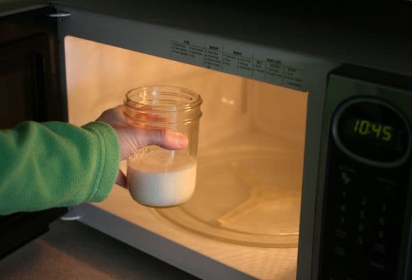 Por qué no calentar la leche en el leche de y leche materna, ¿puede ser peligroso?