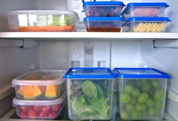 alimentos em recipientes na geladeira