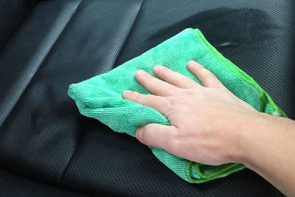Nettoyage du siège auto en éco-cuir