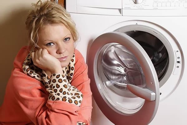 Babae sa washing machine