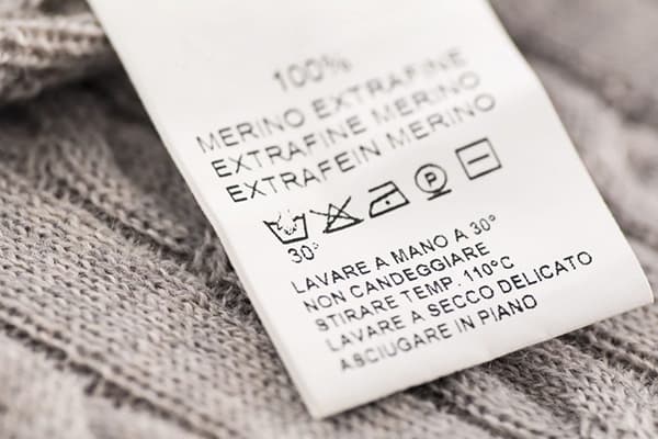 Étiquette sur un pull en tricot