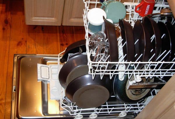 pratos na máquina de lavar louça