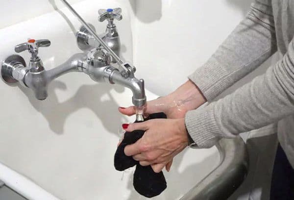 Collants de lavage à la main