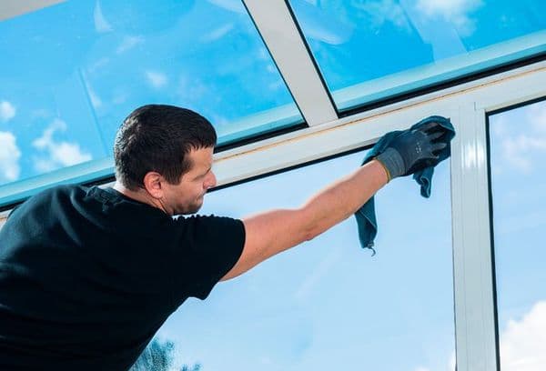 Nettoyage des vitres avec un chiffon