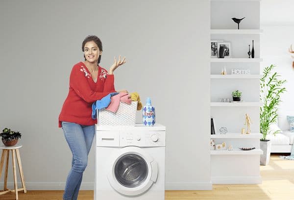 Femme à la machine à laver