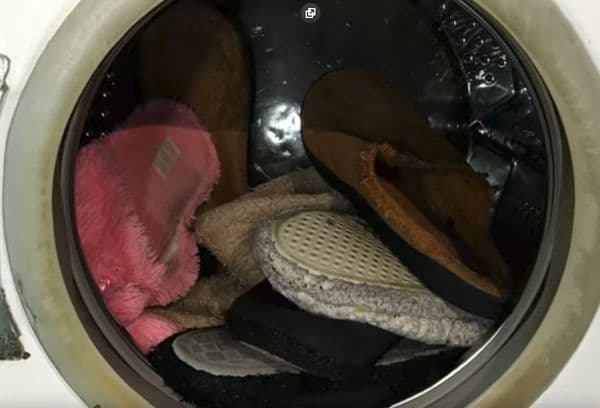 Pantoufles sales dans la machine à laver