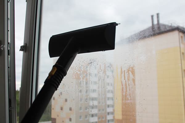 Lavage à la vapeur des vitres