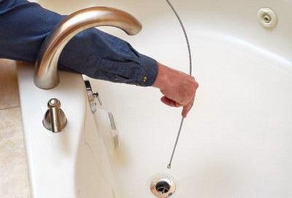 nettoyer le drain de la salle de bain avec un câble