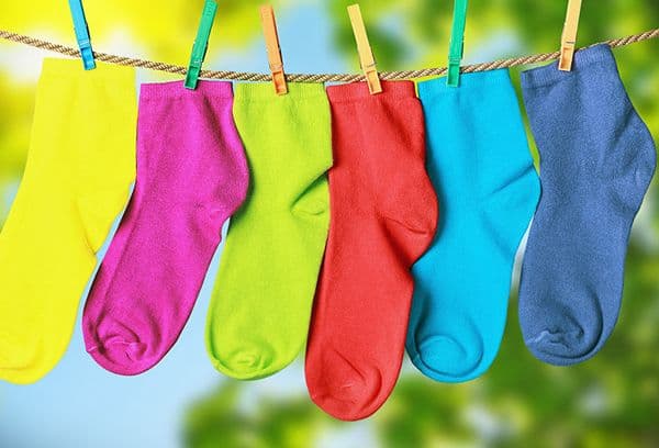 Chaussettes colorées sur la sécheuse