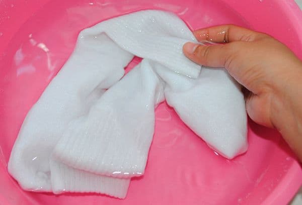 Chaussettes de lavage à la main