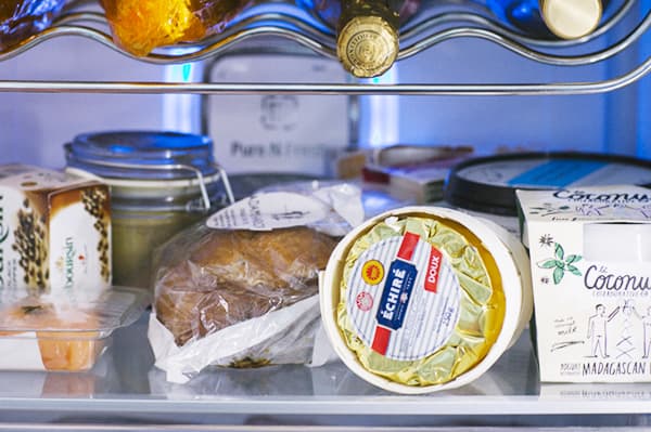 Kenyér és lágy sajt a hűtőszekrényben